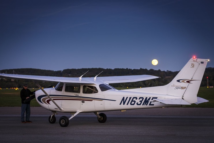 Photography of night flying in a Cessna 172 Skyhawk. AOPA NACC (FDK) Frederick, MD USA